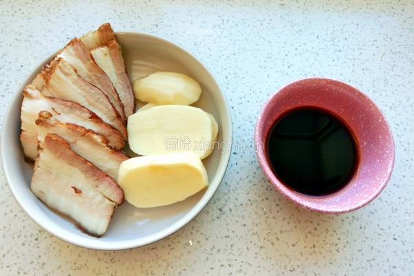 土豆扣肉的做法图解2