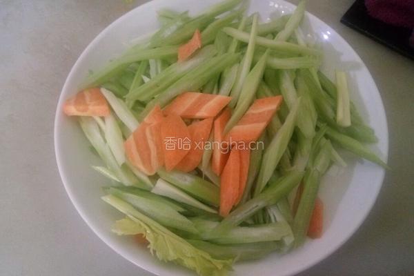 芹菜炒粉条的做法图解1