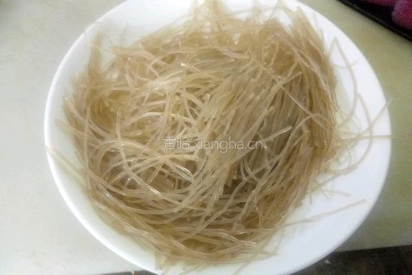 芹菜炒粉条的做法图解2