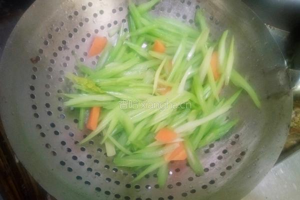 芹菜炒粉条的做法图解3
