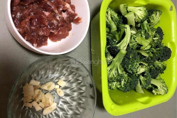 蒜香肉盖浇西兰花的做法图解1