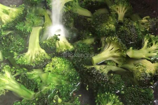 蒜香肉盖浇西兰花的做法图解2
