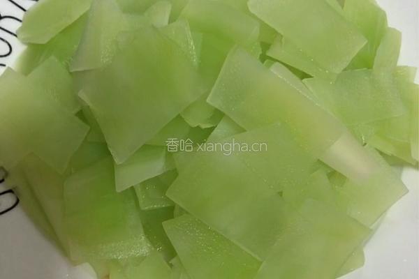 爽口炝拌莴笋的做法图解3