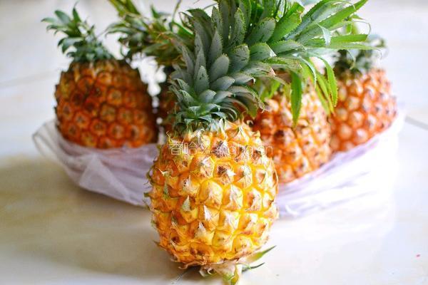 糖水菠萝的做法图解1