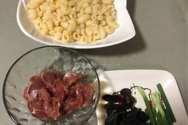 瘦肉炒通心粉的做法图解2