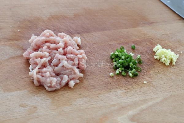 芹菜瘦肉粥的做法图解2