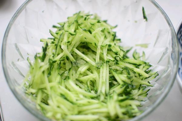 凉拌黄瓜金针菇的做法图解3