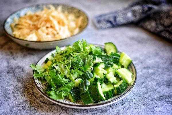 凉拌黄瓜豆腐皮的做法图解2