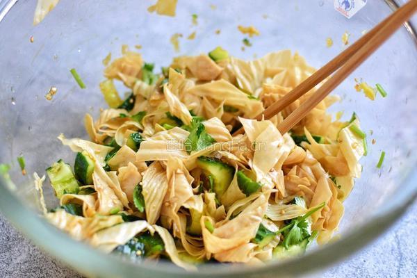 凉拌黄瓜豆腐皮的做法图解5