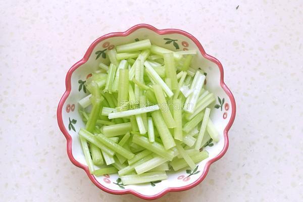 肉丝炒芹菜的做法图解1