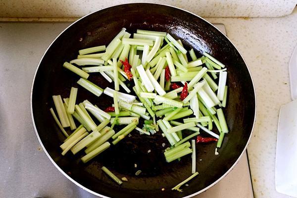 肉丝炒芹菜的做法图解6