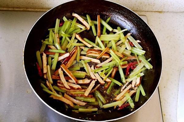 香干炒芹菜的做法图解6