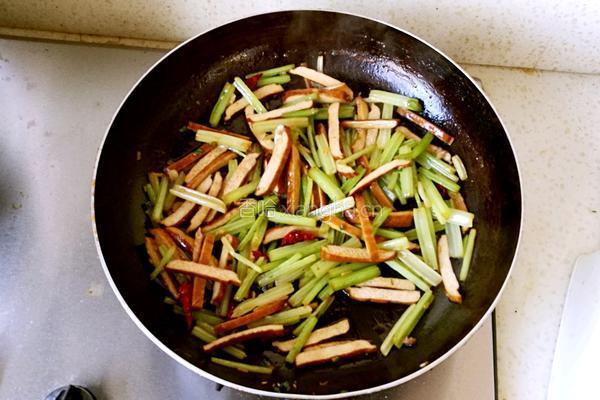 香干炒芹菜的做法图解7