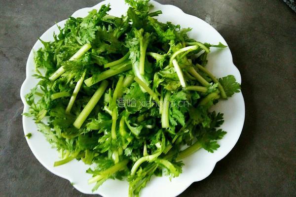 茼蒿炒鸡蛋的做法图解1