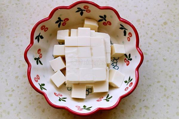 皮蛋拌豆腐的做法图解1