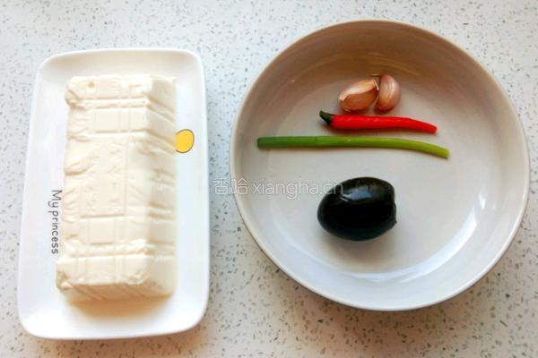 皮蛋豆腐的做法图解1