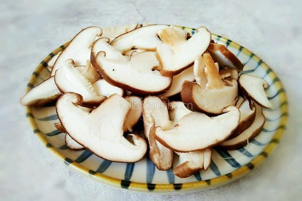 香菇炒肉的做法图解1
