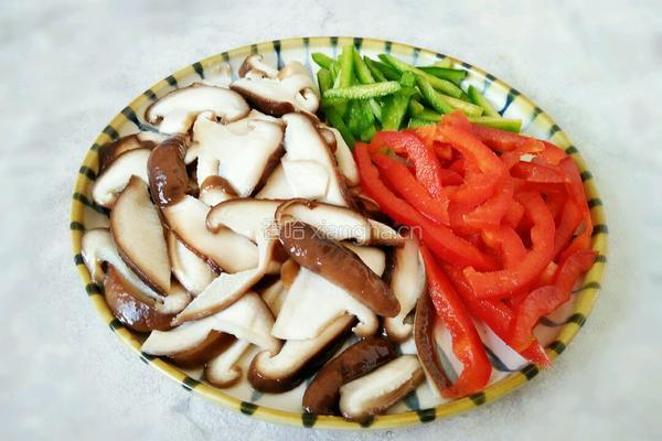 香菇炒肉的做法图解3