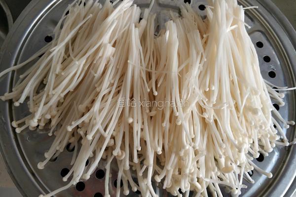 金针菇炒肉丝的做法图解1