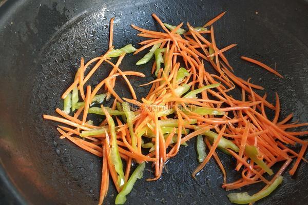 金针菇炒肉丝的做法图解7