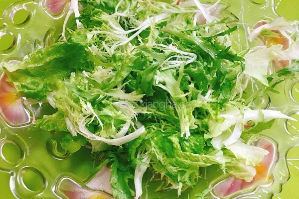 虾仁芒果蔬菜沙拉的做法图解2