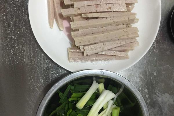 蒜香炒肉条的做法图解1