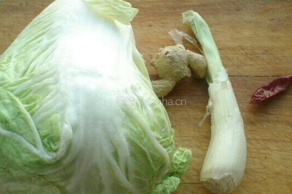 炝白菜心的做法图解1