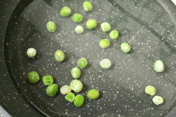 豌豆虾仁蒸蛋的做法图解2