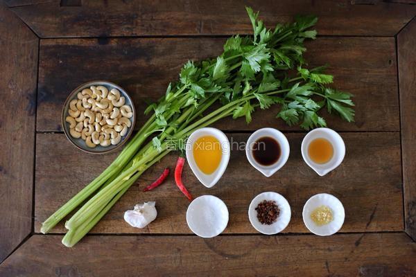 腰果炝芹菜的做法图解1