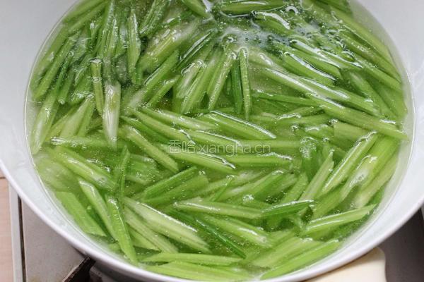 腰果炝芹菜的做法图解3