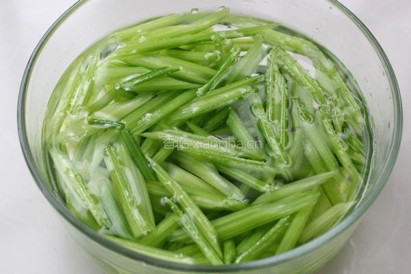 腰果炝芹菜的做法图解4