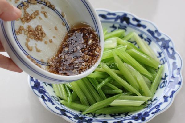 腰果炝芹菜的做法图解9