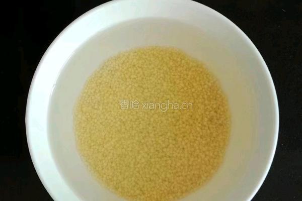 小米鸡蛋饼 (宝宝辅食）的做法图解1