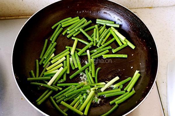 鸡蛋炒蒜苔的做法图解5