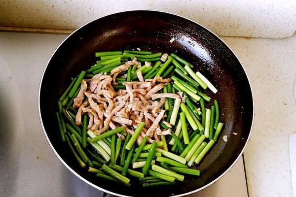 蒜苔炒肉的做法图解7