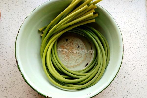 手撕蒜薹的做法图解1
