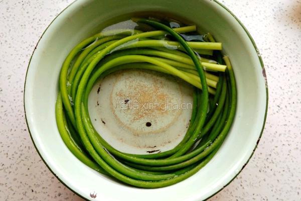 手撕蒜薹的做法图解3