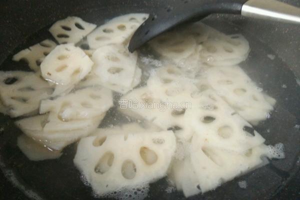 凉拌麻辣藕片的做法图解1