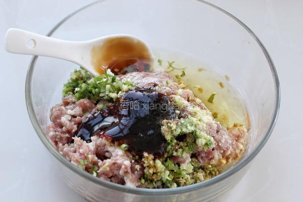 猪肉芹菜煎饺的做法图解2