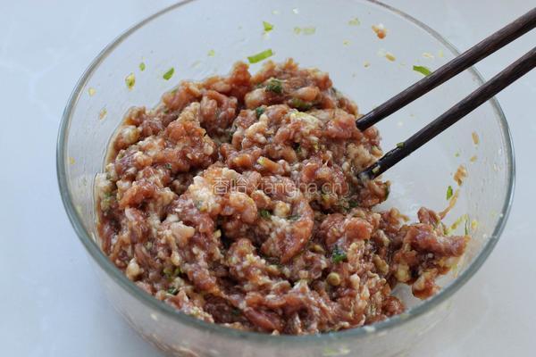 猪肉芹菜煎饺的做法图解3