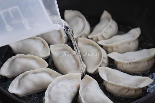 猪肉芹菜煎饺的做法图解11