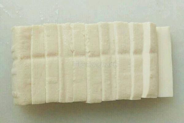 煎香菇片蒸豆腐的做法图解1