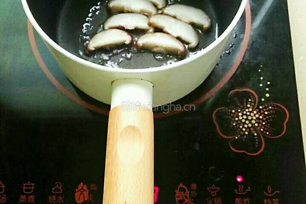 煎香菇片蒸豆腐的做法图解3