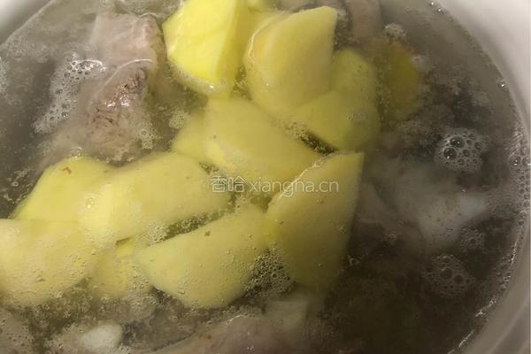 粤式－番茄土豆排骨汤的做法图解5