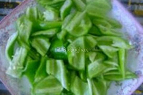 尖椒爆大肠的做法图解2