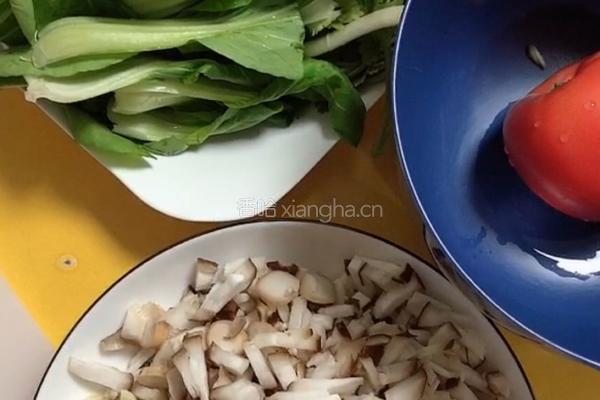 菌汤蔬菜面的做法图解1