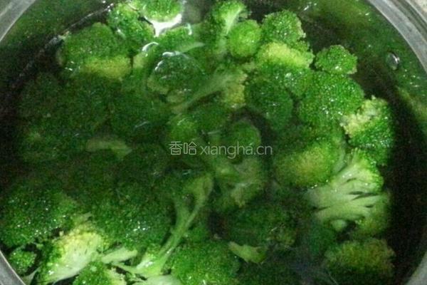 西蓝花炒肉片的做法图解1