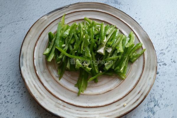 尖椒丝炒鸡蛋的做法图解2