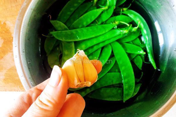 蒜蓉荷兰豆的做法图解1