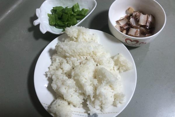 四川－腊肉炒饭的做法图解1